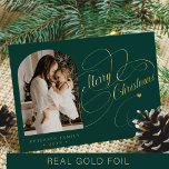 Foto personalisiert Frohe Weihnachtsschrift Gold Folien Feiertagskarte<br><div class="desc">Elegante stilvolle Frohe Weihnachten echtes Gold klassische Kalligraphie-Drehbuch Familie Foto Grün Urlaubskarte mit Ihrem individuellen personalisierten Text auf beiden Seiten. BITTE BEACHTEN SIE, dass die Hintergrundfarbe editierbar ist. Sie können es ändern, nachdem Sie unter dem IT-Menü PERSONALISIEREN die Option CUSTOMIZE ausgewählt haben. Wenn Sie es sich nicht leicht machen, es...</div>