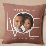 Foto personalisiert Vater Kissen<br><div class="desc">Diese We Liebe You Vater Foto Kissen ist mit dem Wort LIEBE in weißer Typografie auf einem braunen Hintergrund dekoriert. Einfach mit Ihrem Foto und Namen anpassbar. Perfekt als Vatertagsgeschenk.</div>