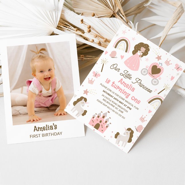 Foto Pink Brown Unsere kleine Prinzessin 1. Geburt Einladung (Our little princess 1st birthday invitation with carriage, castle, unicorns and photo on the back.)