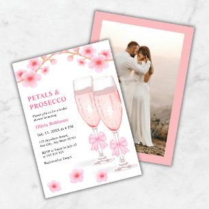 Foto Pinke Florale Blütenblätter & Prosecco Brautp Einladung