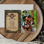Foto Piratenflagge Pirate Geburtstagsparty Einladung<br><div class="desc">Wir präsentieren unsere faszinierende "Foto Pirate Themed Birthday Party Einladung"! Avast! Mit dieser atemberaubenden Einladung segelt Set für ein Geburtstagsabenteuer wie kein anderer. Mit einem auffallenden Piratenmotiv mit Schädel und Kreuzknochen, Schatztruhen und einem verwitterten Pergament-Hintergrund beeindruckt es auch die mutigsten Kreuzer. Aber was diese Einladung wirklich besonders macht, ist die...</div>