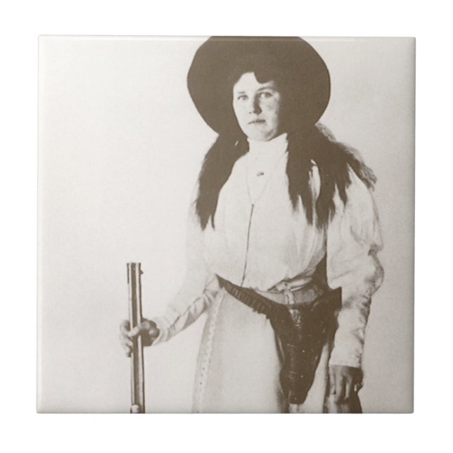Foto Portrait eines Cowgirl Holding a Rifle, c1910 Fliese (Vorderseite)