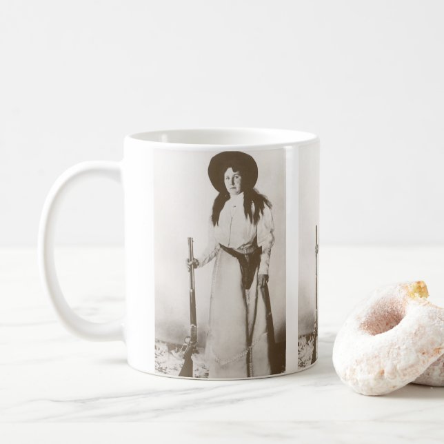 Foto Portrait eines Cowgirl Holding a Rifle, c1910 Kaffeetasse (Mit Donut)