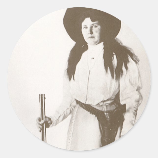 Foto Portrait eines Cowgirl Holding a Rifle, c1910 Runder Aufkleber (Vorderseite)