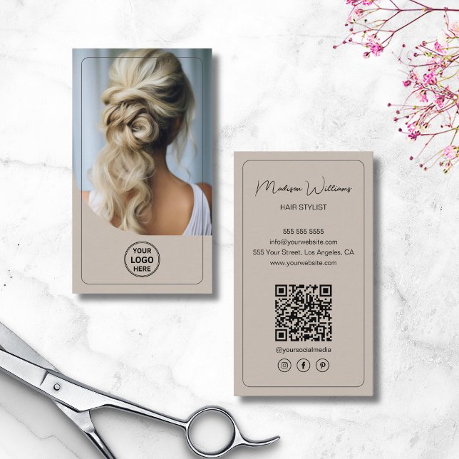 Foto QR-Code für die Haarstühle Visitenkarte (Hair Stylist Custom Logo Photo QR Code Beige Business Card)