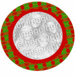 Foto-Rahmen-Weihnachtsverzierung - besonders Fotoskulptur Ornament<br><div class="desc">Fügen Sie Ihr eigenes Foto diesem roten und grünen Weihnachtsverzierungs-Fotorahmen hinzu. Dieser rote und grüne Entwurf ist ein festlicher Fotorahmen für Ihre WeihnachtsFotos. Es ist am besten, eine Fotografie zu benutzen, die in um oder in der Quadratform für diesen Entwurf ist. Das perfekte einzigartige Geschenk oder ein kleines Geschenk. Dieser...</div>