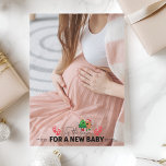 Foto Retro Dies ist die Frühjahrsschwangerschaft A Feiertagskarte<br><div class="desc">Teilen Sie Ihre Freude mit einer Touch festlichen Charmes mit unserer Foto Christmas Pregnancy Announcement. Diese reizvolle Karte verfügt über ein persönliches Foto, schön gerahmt, um Ihre wachsende Familie zu präsentieren. Das Design umfasst festliche Elemente wie Weihnachtsbäume, Schneeflocken oder Urlaubserlebnisse sowie eine herzliche Botschaft, die Ihre spannenden Neuigkeiten enthüllt. Diese...</div>