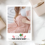 Foto Retro Dies ist die Frühjahrsschwangerschaft A Feiertagskarte<br><div class="desc">Teilen Sie Ihre Freude mit einer Touch festlichen Charmes mit unserer Foto Christmas Pregnancy Announcement. Diese reizvolle Karte verfügt über ein persönliches Foto, schön gerahmt, um Ihre wachsende Familie zu präsentieren. Das Design umfasst festliche Elemente wie Weihnachtsbäume, Schneeflocken oder Urlaubserlebnisse sowie eine herzliche Botschaft, die Ihre spannenden Neuigkeiten enthüllt. Diese...</div>