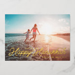 Foto Retro Script Happy Hanukkah Folien Feiertagskarte<br><div class="desc">Retro Stil Skript Schriftart "Happy Hanukkah" in realer Folie. Fügen Sie auf der Rückseite eine oder mehrere Fotos hinzu. Wählen Sie aus Gold,  Silber oder Rose-Goldfolie.</div>