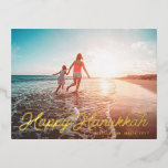 Foto Retro Script Happy Hanukkah Folien Feiertagspostkarte<br><div class="desc">Retro Stil Skript Schriftart "Happy Hanukkah" in realer Folie. Fügen Sie auf der Rückseite eine oder mehrere Fotos hinzu. Wählen Sie aus Gold,  Silber oder Rose-Goldfolie.</div>