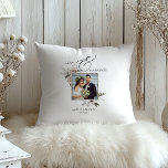 Foto Romantische Hochzeit mit floralen Wasserfarbe Kissen<br><div class="desc">Foto Romantische Flora Wasserfarbe Hochzeit Keepake Kissen. Feiern Sie Ihre ewige Liebe und Ihr Engagement mit diesem wunderschönen Hochzeitskissen, das Ihr hochgeschätztes HochzeitsFoto mit eleganten, neutralen Aquarellakzenten gerahmt macht. Die herzliche Inschrift "Liebe & Ehe", kombiniert mit den Namen des Paares und dem Hochzeitstag, schafft einen zeitlosen Sake. Dieses einzigartige Stück...</div>