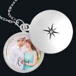 Foto Romantische Liebe Overlay Medaillon<br><div class="desc">Erstellen Sie Ihr eigenes Foto-Schloss - ein romantisches Geschenk, perfekt für Valentinstag, Verlobung, Muttertag oder einfach nur, weil! "Liebe" wird von Hand mit einem Herz anstelle des "o" und sitzt als Text-Overlay auf Ihrem Foto. Die Fotovorlage ist für Sie bereit, ein eigenes Bild hinzuzufügen.</div>