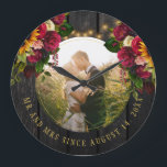 Foto rustikales Bauernhaus Mr. und Mrs. Große Wanduhr<br><div class="desc">Rustikales Foto,  das frisch getraut wird,  personalisierte Wanduhr mit roten bordeauxfarbenen Rose und goldgelben Sonnenblumensträuchern über einem dunkelbraunen Scheunenholz mit bunten Lichtern.            Einfach mit Ihren Namen,  Text und Foto anpassen!            Es kann ein hübsches Sake-Geschenk für ein neues Paar oder ein Ehepaar sein.</div>