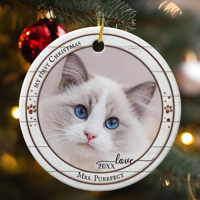 Foto Rustikales Weißholz Niedlich Katzenverzierung Keramik Ornament (Ornament showing your (cat) photo framed by a rustic white wood design with metallic paw prints)