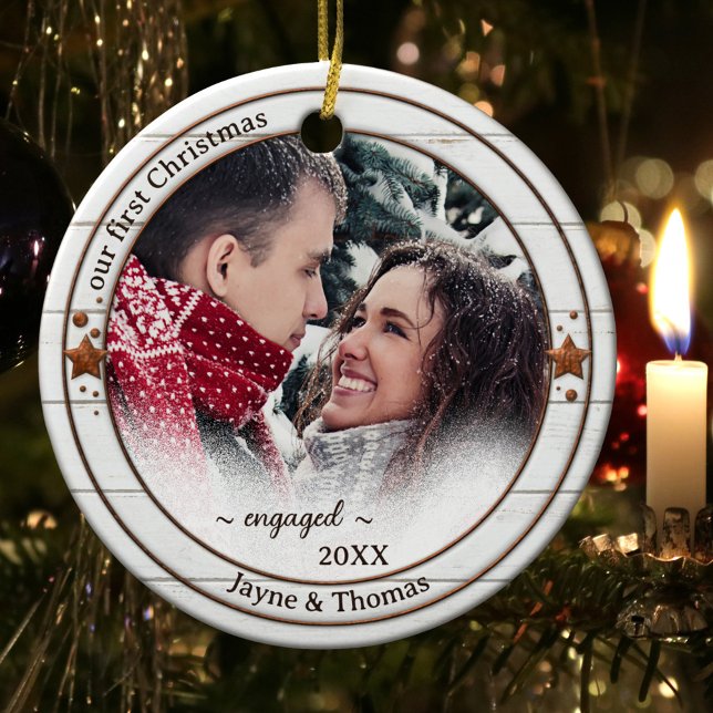 Foto Rustikales Weißholz Verlobung Ornament (First Christmas together couple Christmas ornament with rustic white wood and stars)