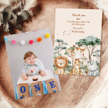 Foto Safari Wild One Geburtstag Dankeskarte<br><div class="desc">Mit unserer Foto Tropical Safari Wild One Jungle Animals zum Geburtstag Dankeschön an eine Touch Abenteuer. Diese Karte ist perfekt, um Ihren Gästen herzlich zu verdanken und vereint lebendige tropische Elemente mit einem persönlichen Foto Ihres kleinen. Design: Hier finden Sie lebendige Illustrationen von Dschungeltieren wie Löwen, Elefanten, Affen und Giraffen,...</div>