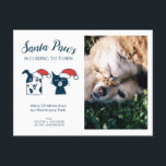 Foto | Santa Paws | Cat Dog Christmas Feiertagspostkarte<br><div class="desc">Niedliche Urlaubskarte für Liebhaber und Besitzer von Haustieren. Ersetzen Sie das Template Foto mit Ihrem Lieblingsfoto und/oder Kätzchen! Neben dem Foto steht in dem Text "Santa Paws kommt in die Stadt." und dann "Frohe Weihnachten aus unserem Rucksack". Es gibt auch eine niedliche Abbildung eines Hundes und einer Katze, die Weihnachtsmannmützen...</div>