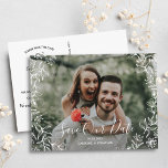 Foto Save the Date Handgezeichnet Petite Blume Postkarte<br><div class="desc">Schicken Sie Ihre Hochzeit und speichern Sie die Stildaten mit dieser wunderschönen Postkarte mit Ihrem Foto, gerahmt durch eine weiße Hand gezeichnete Blumengrenze. Auf der Rückseite finden Sie Ihre Save the Date Details und die Rücksendeadresse. Modernes, trendiges und dennoch elegant und klassisch - ein Save the Date, das sich mit...</div>