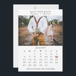 Foto Save the Date Kalender<br><div class="desc">Diese einfache Hochzeit speichern Sie das Datum Vorlage verfügt über ein sauberes,  modernes Design. Passen Sie es mit Ihren Informationen an und machen Sie es einzigartig! Klicken Sie zum Verschieben des Herzens auf Personalisieren > Nach unten scrollen > auf "Weiter anpassen".</div>