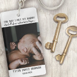 Foto-Schlüsselanhänger des ersten Vaters Schlüsselanhänger<br><div class="desc">Fügen Sie ein Foto Ihres Babys an dem Tag,  an dem sie ihren Vater kennengelernt haben,  sowie ihren Namen und ihr Geburtsdatum für ein erstes Vatertagsgeschenk hinzu,  das für immer geschätzt wird.</div>