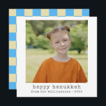 Foto Schreibmaschine Retro Blue Checkerboard Hanuk Feiertagskarte<br><div class="desc">Happy Hanukkah | Holiday Card für Minimalistische Schreibmaschine mit Checkerboard-Muster in Blau auf der Rückseite</div>