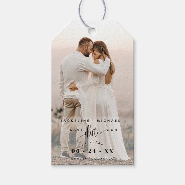 Foto, Schwarzes Skript-Overlay, Hochzeit Speichern Geschenkanhänger (Vorderseite)