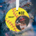 Foto "Softball Player Name Number" Ornament<br><div class="desc">Dieses Design verfügt über einen Softballhintergrund mit Platz für einen Namen, eine Nummer und ein Foto. Klicken Sie auf die Schaltfläche Anpassen für mehr Flexibilität beim Anpassen des Textes! Variationen dieses Designs sowie der Koordinationsprodukte sind in unserem Shop, zazzle.com/store/doodlelulu, erhältlich. Kontaktieren Sie uns, wenn Sie dieses Design für ein bestimmtes...</div>