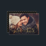 Foto Speichern Sie die Daten mit Imitate Gold Foil Save The Date<br><div class="desc">Dieses Foto speichert die Daten durch charmante handgeschriebene Kalligraphie in einem Imitat Gold-Folie Effekt. Überlagert auf Ihrem Foto mit einem schwarzen Faden am unteren Rand (Sie können dies entfernen,  wenn Sie es nicht über Zazzle's Anpassungs-/Personalisierungs-Tool benötigen). Ein niedlicher Polka Dot Hintergrund endet am Design!</div>