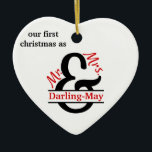 Foto & Split Ampersand - First Christmas Mr. & Mrs Keramik Ornament<br><div class="desc">Personalisieren Sie diese Weihnachtsbaumschmuck mit Ihrem Foto, Familiennamen und dem Jahr. Die herzförmige Verzierung ist ein schöner Sake für Ihr erstes Weihnachtsfest, da Mr. und Mrs.. eine Seite des Ornaments schwarze und festliche rote Typografie mit einem trendigen Split Ampersand hat, die einen Rahmen für Ihren Nachnamen liefert. Die andere Seite...</div>