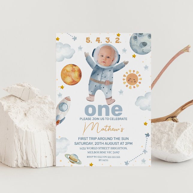 Foto Sun Erster Rundgang durch die Sonne 1. Geburt Einladung (First year around the sun first birthday invitation featuring a photo inside the space helmet.)