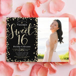 Foto Sweet 16 Moderner Black Gold Glitzer Geburtst Einladung<br><div class="desc">"Happy Sweet 16". Senden Sie diese atemberaubende, funkelnd, mädchenhafte, elegante, moderne, personalisierte, maßgeschneiderte Foto-Party Einladung für eine Veranstaltung, an die Sie sich erinnern können. Gold Glitzer Skript Typografie und Konfetti Overlay einen schwarzen Hintergrund auf der verlassen Hälfte der Karte. Ein Foto des Geburtstagsmädchens ist rechts. Mehr Glitzer Konfetti überlagert schwarz...</div>