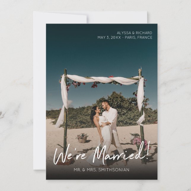 Foto Typografie Hochzeitsankündigung Vertikal Einladung (Vorderseite)