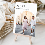 Foto und Flughafencode für Hochzeitreisen Tischnummer<br><div class="desc">Fügen Sie Ihren Hochzeitsempfängertischen eine besondere Touch mit diesen individuellen Foto Tischnummer Karten. Benennen Sie jede Tabelle nach einem unvergesslichen Reiseziel und fügen Sie diesen Karten ein Foto und den Zielnamen hinzu. Ihr Foto ist unten rechts in einem Bogenlayout ausgerichtet, mit dem Flughafencode, Zielort, Initialen und Hochzeitstermin am oberen links,...</div>