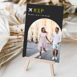 Foto und Flughafencode für Hochzeitreisen Tischnummer<br><div class="desc">Fügen Sie Ihren Hochzeitsempfängertischen eine besondere Touch mit diesen individuellen Foto Tischnummer Karten. Benennen Sie jede Tabelle nach einem unvergesslichen Reiseziel und fügen Sie diesen Karten ein Foto und den Zielnamen hinzu. Ihr Foto ist unten rechts in einem Bogenlayout ausgerichtet, mit dem Flughafencode, Zielort, Initialen und Hochzeitstermin am oberen links,...</div>