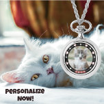 Foto und Name des Hauses in Schwarz und Weiß Armbanduhr<br><div class="desc">Erhöhen Sie die Bindung, die Sie mit Ihrem geliebten Tier teilen, mit unserem individuell anpassbaren Black and White Pet Foto und Name Watch. Feiern Sie die einzigartige Verbindung, die Sie mit Ihrem Pelzbegleiter haben, indem Sie dieses elegante Uhrwerk anpassen. Mit einem charmanten Pfotendesign bedruckt und mit einem süßen Ausdruck und...</div>