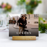 Foto und Name des Reiseziels Tischnummer<br><div class="desc">Fügen Sie Ihren Hochzeitsempfängertischen eine besondere Touch mit diesen benutzerdefinierten Foto-Tischkarten hinzu. Benennen Sie jede Tabelle nach einem unvergesslichen Reiseziel und fügen Sie ein Foto und den Zielnamen hinzu. Ihr Foto erscheint in voller Blende mit dem Ortsnamen in modernen weißen Schriftzeichen,  die unten überlagert sind.</div>