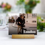 Foto und Name des Reiseziels Tischnummer<br><div class="desc">Fügen Sie Ihren Hochzeitsempfängertischen eine besondere Touch mit diesen benutzerdefinierten Foto-Tischkarten hinzu. Benennen Sie jede Tabelle nach einem unvergesslichen Reiseziel und fügen Sie ein Foto und den Zielnamen hinzu. Ihr Foto erscheint in voller Blende mit dem Ortsnamen in modernen weißen Schriftzeichen,  die unten überlagert sind.</div>