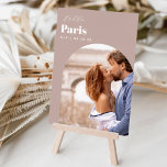 Foto und Name des Reiseziels Tischnummer<br><div class="desc">Fügen Sie Ihren Hochzeitsempfängertischen eine besondere Touch mit diesen individuellen Foto Tischnummer Karten. Benennen Sie jede Tabelle nach einem unvergesslichen Reiseziel und fügen Sie diesen Karteninhabern ein Foto und den Namen des Zielortes hinzu. Ihr Foto ist unten in einem Bogenlayout ausgerichtet, mit dem Ortsnamen und Ihren Initialen und dem Hochzeitstag...</div>
