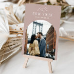 Foto und Name des Reiseziels Tischnummer<br><div class="desc">Fügen Sie Ihren Hochzeitsempfängertischen eine besondere Touch mit diesen individuellen Foto Tischnummer Karten. Benennen Sie jede Tabelle nach einem unvergesslichen Reiseziel und fügen Sie diesen Karteninhabern ein Foto und den Namen des Zielortes hinzu. Ihr Foto ist unten in einem Bogenlayout ausgerichtet, wobei der Ortsname und Ihre Initialen und das Hochzeitstermin...</div>