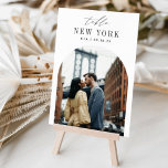 Foto und Name des Reiseziels Tischnummer<br><div class="desc">Fügen Sie Ihren Hochzeitsempfängertischen eine besondere Touch mit diesen individuellen Foto Tischnummer Karten. Benennen Sie jede Tabelle nach einem unvergesslichen Reiseziel und fügen Sie diesen Karteninhabern ein Foto und den Namen des Zielortes hinzu. Ihr Foto ist unten in einem Bogenlayout ausgerichtet, wobei der Ortsname und Ihre Initialen und das Hochzeitstermin...</div>