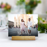 Foto und Name des Reiseziels Tischnummer<br><div class="desc">Fügen Sie Ihren Hochzeitsempfängertischen eine besondere Touch mit diesen benutzerdefinierten Foto-Tischkarten hinzu. Benennen Sie jede Tabelle nach einem unvergesslichen Reiseziel und fügen Sie ein Foto und den Zielnamen hinzu. Ihr Foto erscheint in voller Blüte mit dem Ortsnamen in modernen weißen Schriftzeichen am unteren Rand.</div>