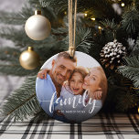 Foto und Name für Family Script Keramik Ornament<br><div class="desc">Behalt mit dieser süßen,  familienfreundlichen Sake-Ornament eine ständige Erinnerung Ihrer wichtigsten Priorität in der Nähe. Fügen Sie jeder Seite ein beliebtes Foto hinzu,  wobei "Familie" in weißen Schriftzeichen überlagert ist und Ihr Name(e) darunter liegt.</div>