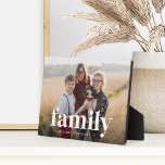 Foto und Name - Horizontal Fotoplatte<br><div class="desc">Behalt eine ständige Erinnerung von Ihrer wichtigsten Priorität in der Nähe mit dieser süßen Familiensake-Plakette. Fügen Sie ein beliebtes, horizontal oder landschaftsorientiertes Foto hinzu, mit "Familie" in weißer Schrift und Ihrem Familiennamen darunter.</div>