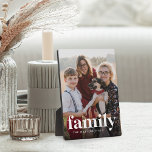 Foto und Name vertikal Fotoplatte<br><div class="desc">Behalt eine ständige Erinnerung von Ihrer wichtigsten Priorität in der Nähe mit dieser süßen Familiensake-Plakette. Fügen Sie ein beliebtes vertikales Foto hinzu, mit "Familie" in weißer Schrift und Ihrem Familiennamen.</div>