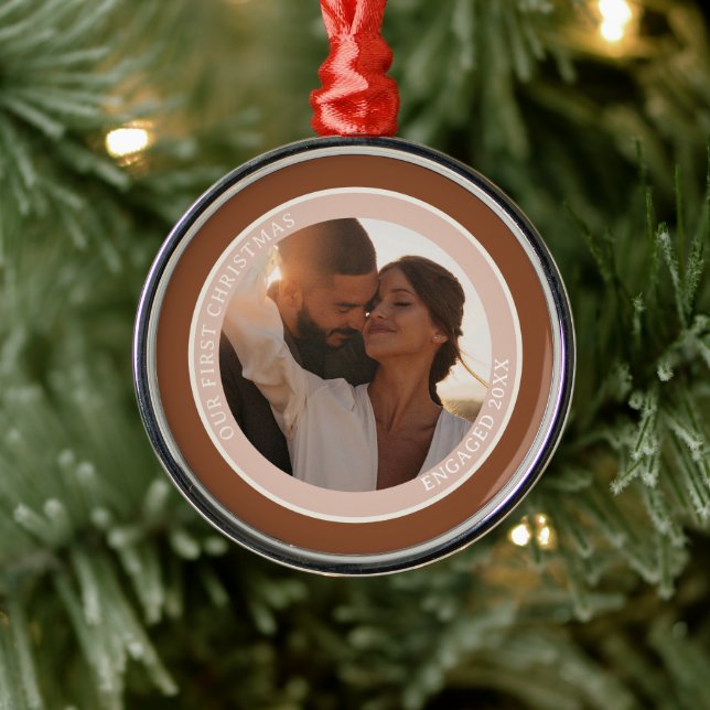 Foto Unsere ersten Weihnachten Verlobt-Braun-Rost Ornament Aus Metall (Baum)