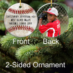 Foto Vintag Baseball Doppelkidjachten Keramik Ornament<br><div class="desc">Vintag antiker Baseball mit verwittertem Grunge-Effekt. Fügen Sie Ihr Foto auf die Rückseite und Text auf die Vorderseite dieses personalisierten Baseballball Weihnachten, Feiertag, oder Auto Auto Ornament. Das Baseball in Schwarz, Rot und Weiß vorne mit Ihrem Namen, Ihrer Nummer und der Schule (oder einer anderen personalisierten Nachricht). Ein tolles Geschenk...</div>