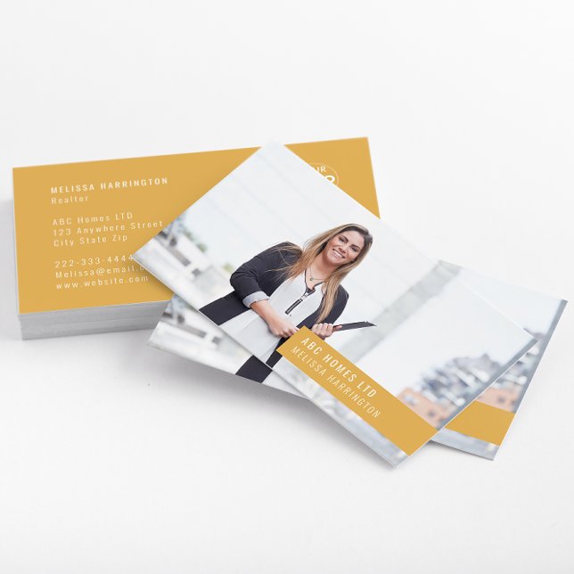 Foto-Visitenkarte |Einfaches benutzerdefiniertes B Visitenkarte (A modern yellow photo business card with company logo & photo of a woman in a professional suit.)