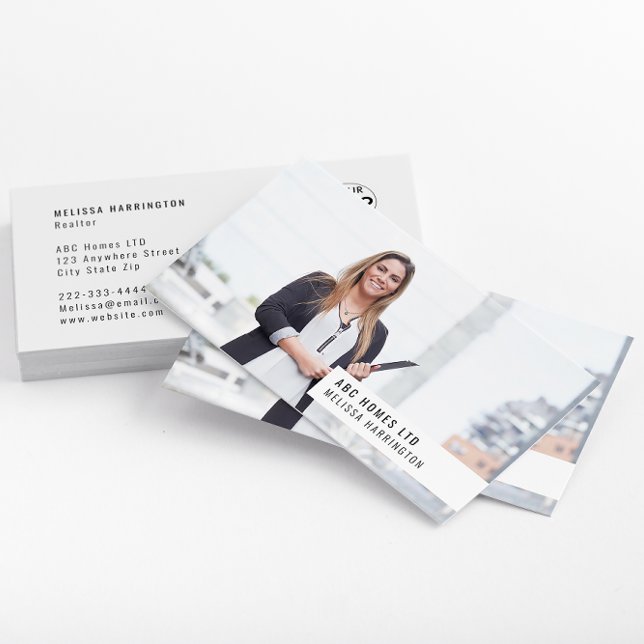 Foto-Visitenkarte | Einfaches benutzerdefiniertes  Visitenkarte (A modern white photo business card with company logo & photo of a woman in a professional suit.)