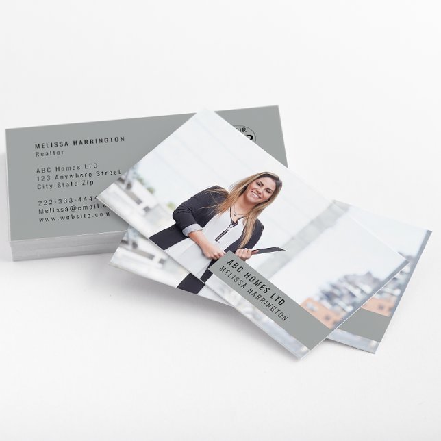 Foto-Visitenkarte | Einfaches benutzerdefiniertes  Visitenkarte (A modern gray photo business card with company logo & photo of a woman in a professional suit.)