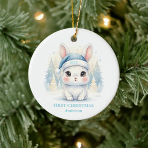 Foto vom ersten Weihnachten des kleinen Jungen mit Keramik Ornament